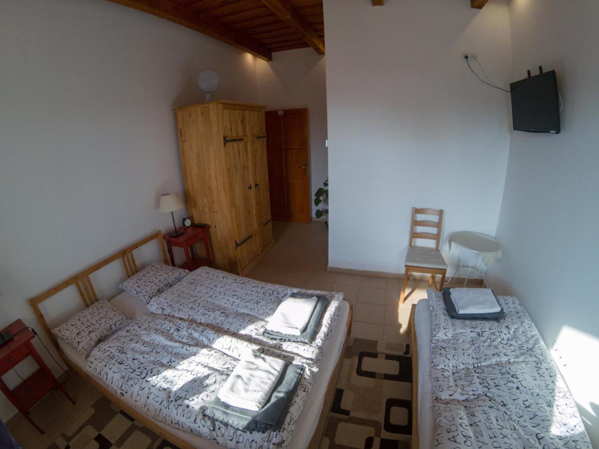 Kun Pista Vendégház Vertesboglar Exteriér fotografie