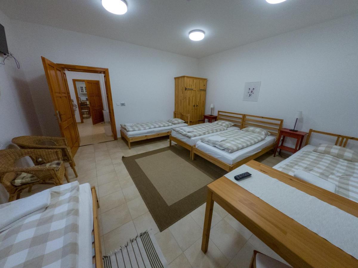 Kun Pista Vendégház Vertesboglar Exteriér fotografie